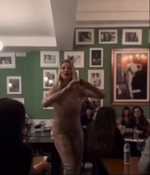 Ela se apresenta no restaurante La Fiorentina, em Lisboa, caminhando no espaço entre as mesas do estabelecimento cantando músicas em português e inglês. Entre uma canção e outra, Luana divide com o público algumas experiências pessoais.