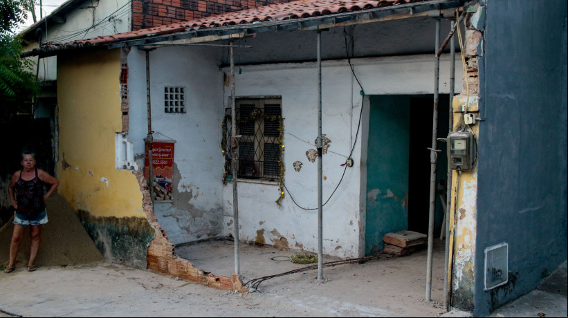Caminhão desgovernado atinge casa no bairro Alto da Balança, em Fortaleza 