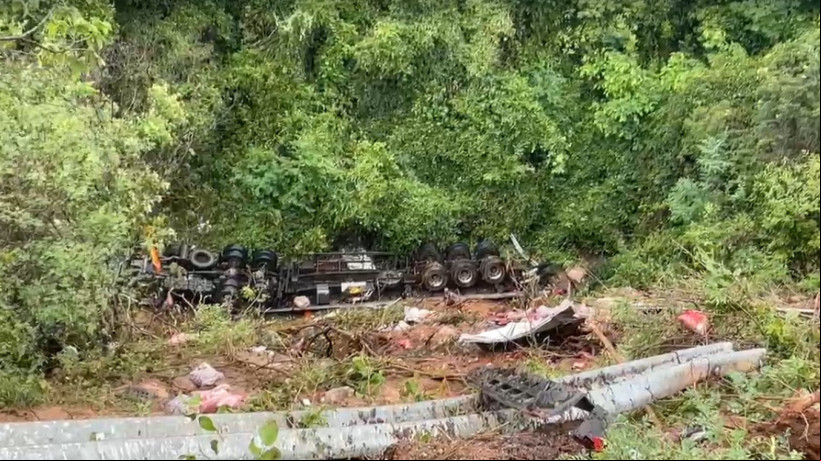 m caminhão que transportava carga de café tombou na BR-116, em Jati, no Interior do Ceará, por volta das 4h30min da manhã da última terça-feira, 21
