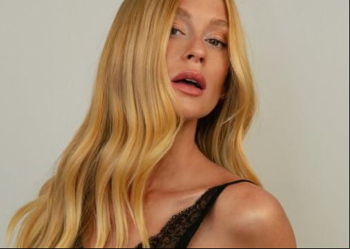 Famosa por ter o cabelo ruivo, atriz Marina Ruy Barbosa muda o visual e fica loira 