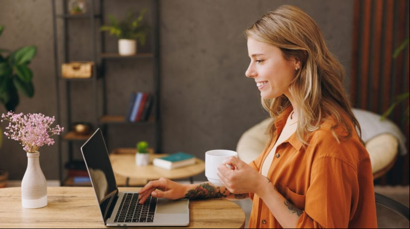 Trabalho home office oferece vantagens para profissionais e empresas (Imagem: ViDI Studio | Shutterstock) 