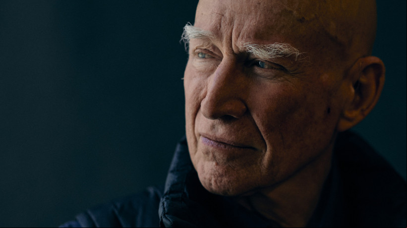 Sebastião Salgado morre, aos 81 anos, nesta sexta-feira, 23 de maio de 2025. Na imagem, o fotógrafo brasileiro fala durante uma entrevista à AFP, na Somerset House, em Londres, em 18 de abril de 2024