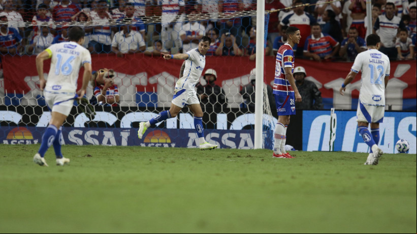 Kaio Jorge comemora gol no jogo Fortaleza x Cruzeiro, no Castelão, pela Série A 2025