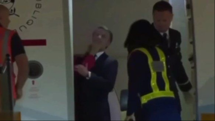 Macron é empurrado pela esposa ao sair de avião no Vietnã; veja vídeo
