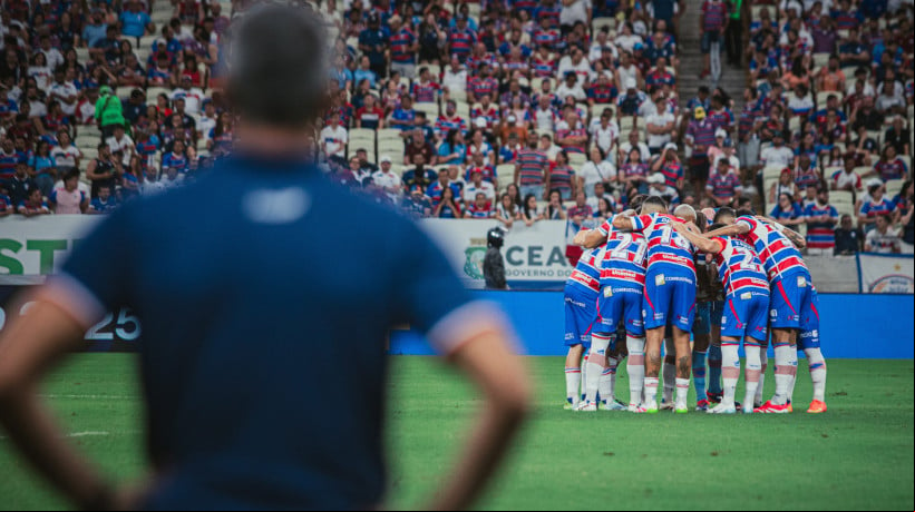 Jogadores do Fortaleza reunidos no gramado no jogo Fortaleza x Internacional, no Castelão, pelo Campeonato Brasileiro Série A 2025