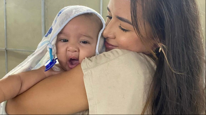 Ruth Martins e seu bebê, Dominic, de 8 meses, que sofre com Alergia à Proteína do Leite de Vaca