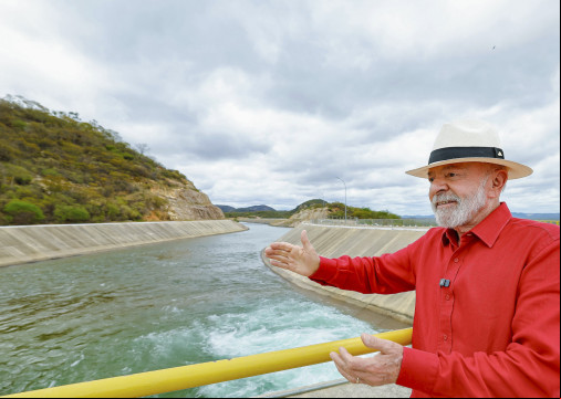 Presidente Luiz Inácio Lula da Silva durante visita à estação de bombeamento da EBI-3, no Sitio Negreiros