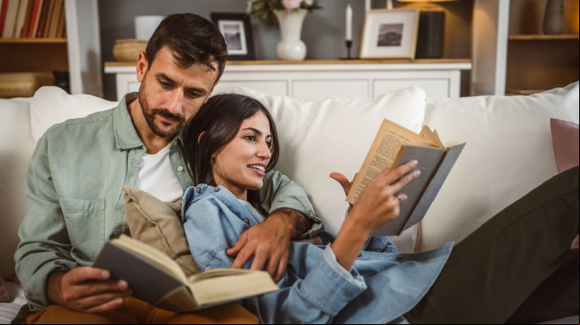 Os livros são capazes de aquecer o coração e trazer reflexões valiosas (Imagem: Miljan Zivkovic | Shutterstock)