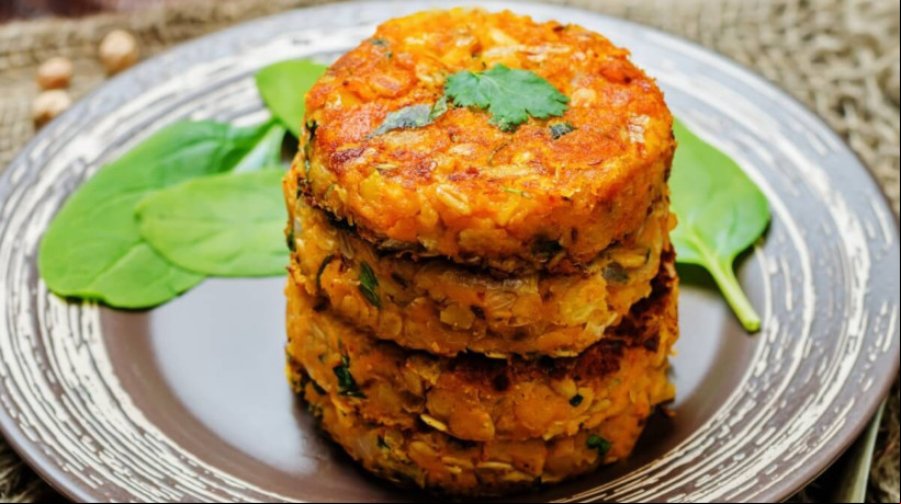 Hambúrguer vegetariano de batata-doce e grão-de-bico (Imagem: Nataliya Arzamasova | Shutterstock)