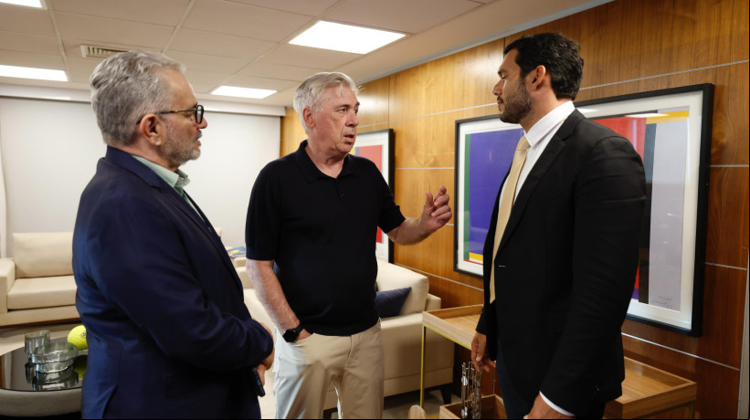Mauro Carmélio, presidente da FCF à esquerda, ao centro Carlo Ancelotti, técnico da seleção brasileira, à direita Samir Xaud, presidente da CBF