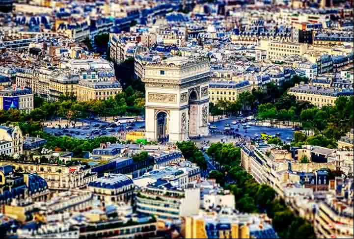 Paris é a capital da França e uma das cidades mais famosas do planeta. Muito turistas sonham em conhecer o local, que é repleto de pontos atraentes. Confira alguns dos mais renomados e interessantes:  