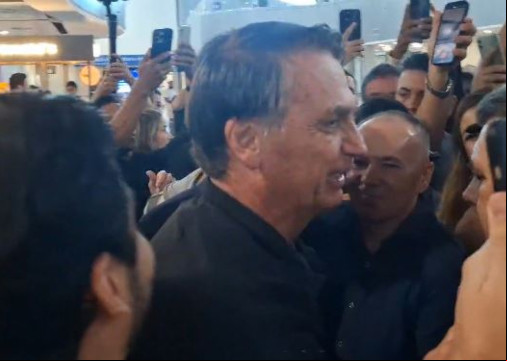 Bolsonaro Ã© recepcionado por apoiadores no aeroporto de Fortaleza