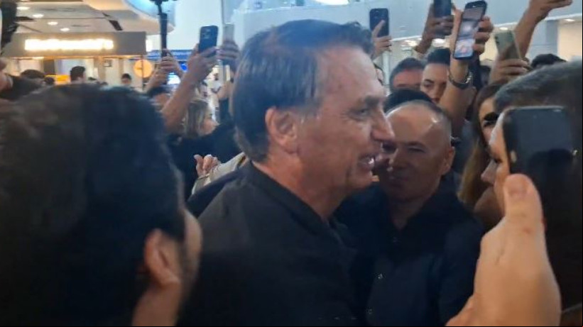 Bolsonaro é recepcionado por apoiadores no aeroporto de Fortaleza