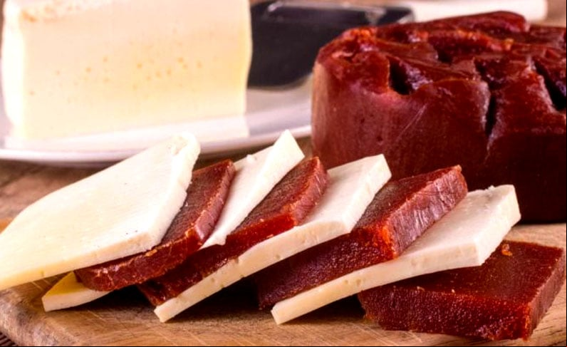 O nome popular da combinação entre queijo e goiabada faz alusão à clássica peça de William Shakespeare “Romeu e Julieta”, de 1597. O queijo teria relação com Romeu, e a goiabada representaria Julieta, que formaram o casal protagonista da obra.