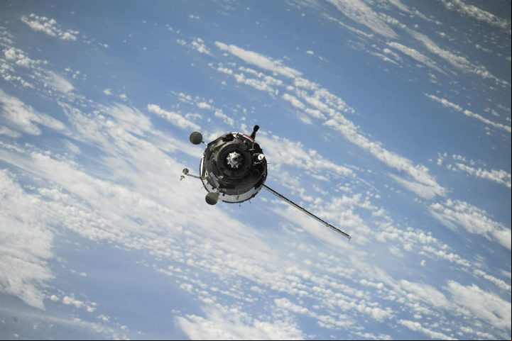 Tudo o que sobe tem que descer. O que você coloca no espaço hoje pode nos afetar nas próximas décadas, observou Parker Wishik, porta-voz da The Aerospace Corporation.