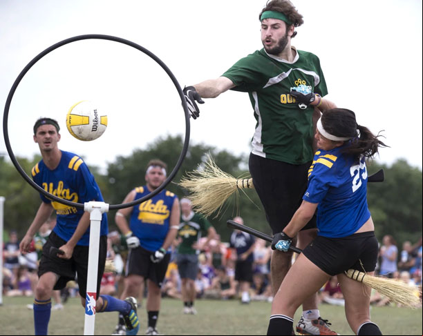 Além dos esportes tradicionais, como futebol, vôlei e basquete, competidores se enfrentam em modalidades inusitadas - algumas bem bizarras - pelo planeta. Veja uma seleção de esportes esquisitos espalhados por aí! 