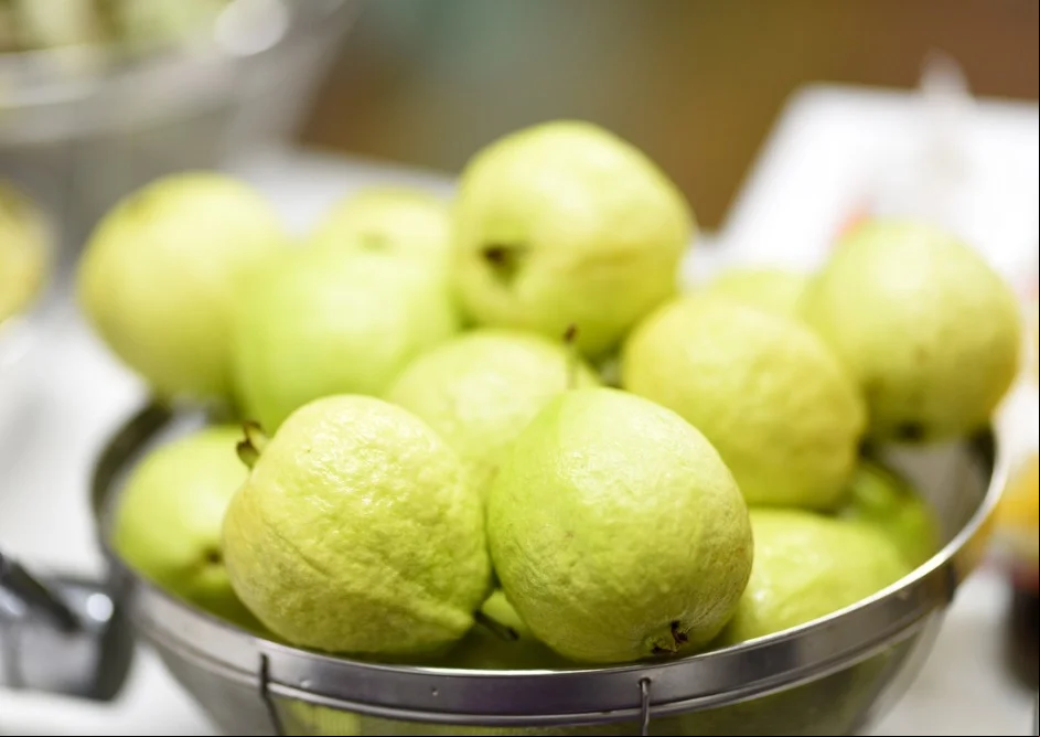 Essa fruta possui valor cultural e econômico em diversas comunidades, sendo protagonista em festas e celebrações, com memórias afetivas e tradições familiares.
