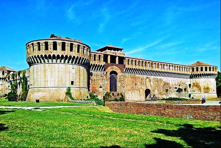 Um dos marcos mais impressionantes de Ímola é a Rocca Sforzesca, uma imponente fortaleza do século 15 que domina o centro da cidade e hoje abriga um museu.