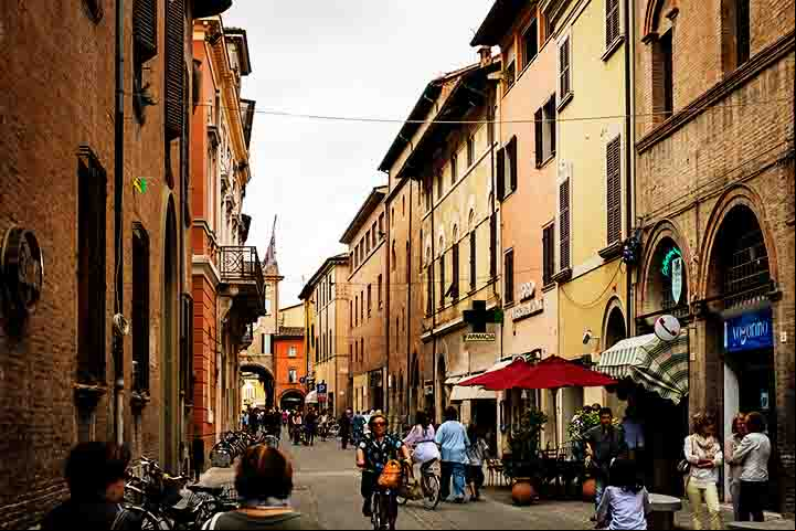 Além de suas obras de arte e invenções, Leonardo da Vinci deixou contribuições importantes no urbanismo. Um exemplo é o mapa que ele criou para a cidade italiana de Ímola no século 16 — um dos primeiros mapas urbanos modernos da história.