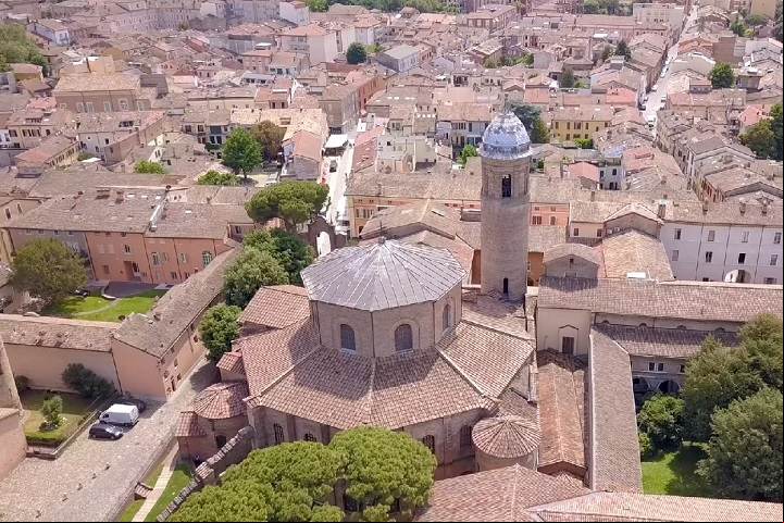 Com aproximadamente 70 mil habitantes, Ímola é uma cidade italiana localizada na região da Emília-Romanha, na província de Bolonha.