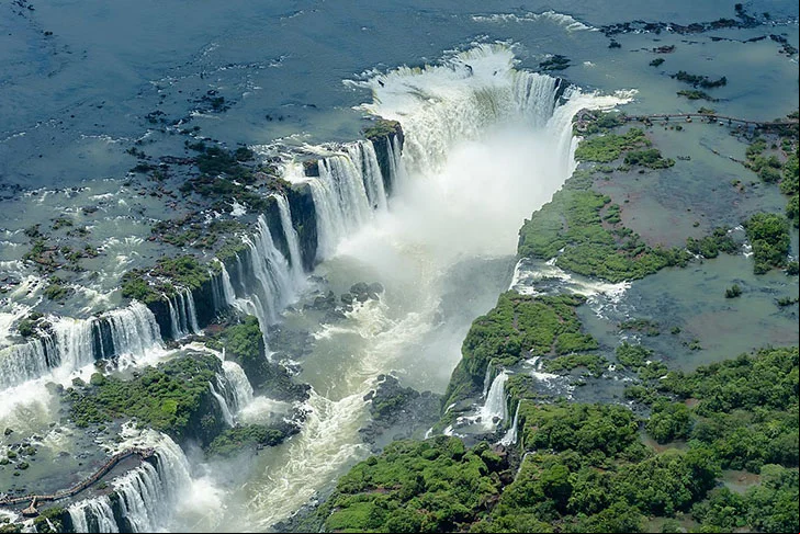 Conjunto de mais de 275 quedas d'água, considerado uma das Sete Maravilhas Naturais do planeta.