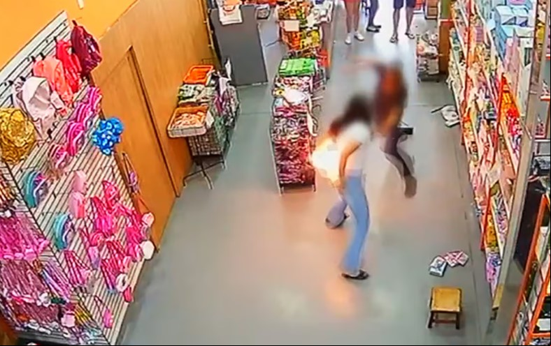 Dois episódios de explosão de celular no Brasil viralizaram recentemente nas redes sociais e geraram alertas sobre riscos que podem ser evitados. Em Anápolis, Goiás, o aparelho pegou fogo quando uma mulher fazia compras em um mercado. Com queimaduras, ela precisou receber atendimento hospitalar. 
 