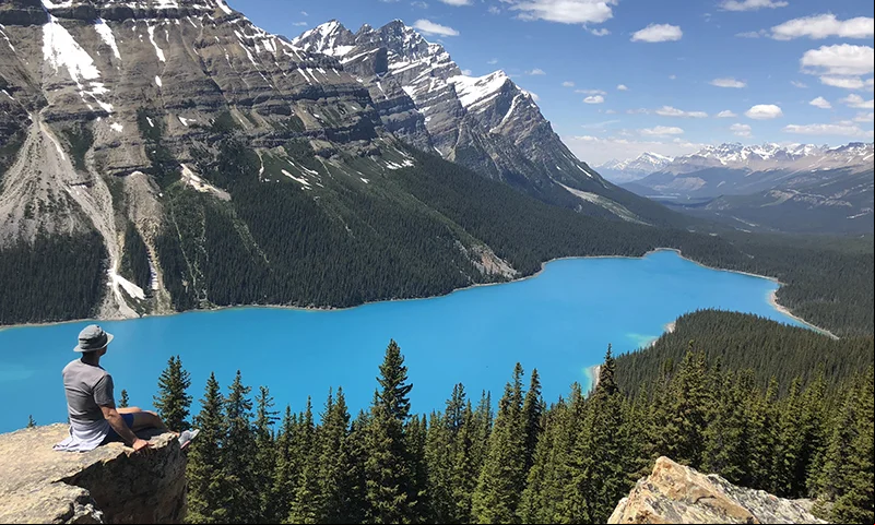Esse lago se destaca pelo fabuloso tom azul-turqueza, provocado pelo sedimento glacial fino chamado “farinha de rocha” que se deposita nas águas provenientes das geleiras e que reflete a luz do sol.