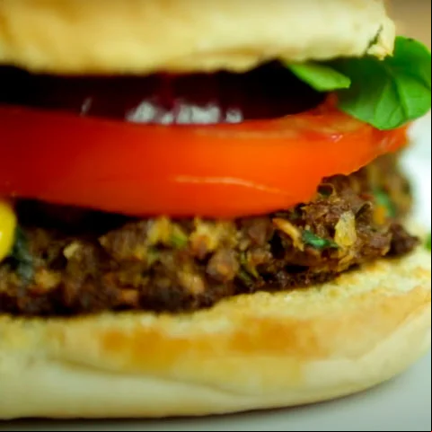 Assim, a soja é um excelente substituto da proteína animal, não só para pessoas vegetarianas, mas também para aquelas pessoas que possuem alergia à proteína do leite de vaca, por exemplo.