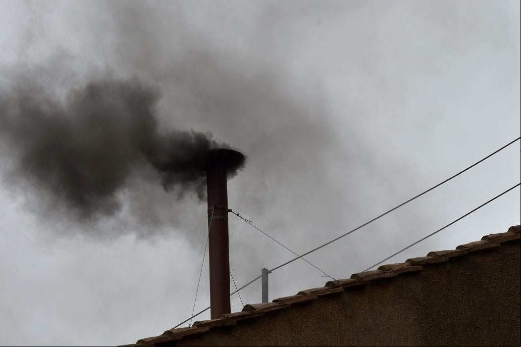 TOPSHOTSBlack smoke rises from the chimney on the roof of the Sistine Chapel meaning that cardinals failed to elect a new pope in the second ballot of their secret conclave on March 13, 2013 at the Vatican. AFP PHOTO / VINCENZO PINTO