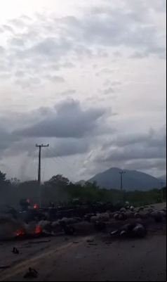 Há pequenos focos de incêndio no local, no quilõmetro 296 da BR-402