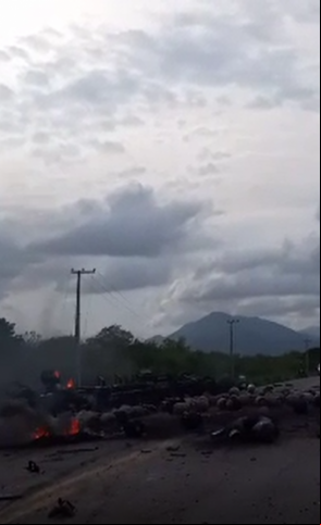 Há pequenos focos de incêndio no local, no quilõmetro 296 da BR-402 