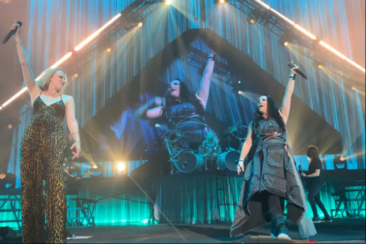 As vocalistas Lzzy Hale e Amy Lee, respectivamente de Halestorm e Evanescence, durante show da turnê conjunta das bandas; entenda o motivo da remarcação 