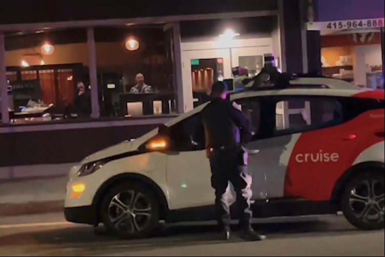Vídeo viral mostra carro sem motorista acelerando de policiais em São Francisco, nos Estados Unidos