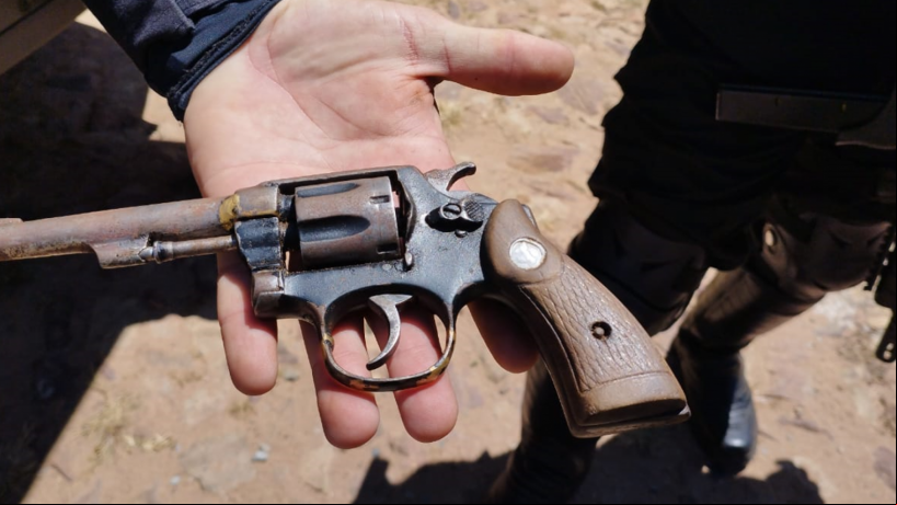 Homem foi encontrado com arma  