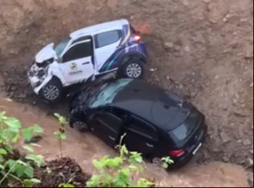 Cratera se abriu em trecho da CE-384, em Mauriti; dois carros caíram no buraco 