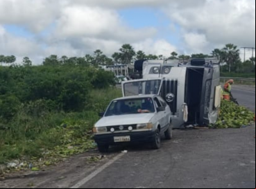 Tombamento de caminhão causa acidente de outros três veículos na BR-166, no Ceará 
