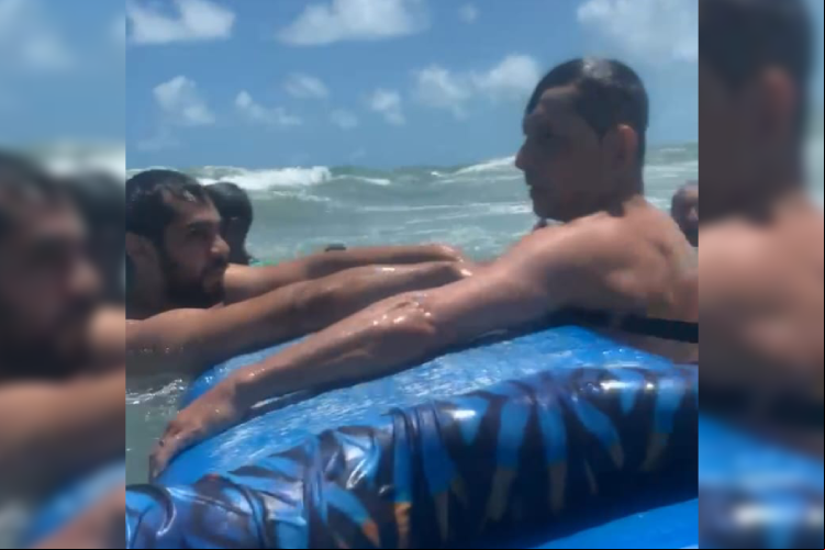 O grupo de turistas foi salvo por sufistas que davam aula no local