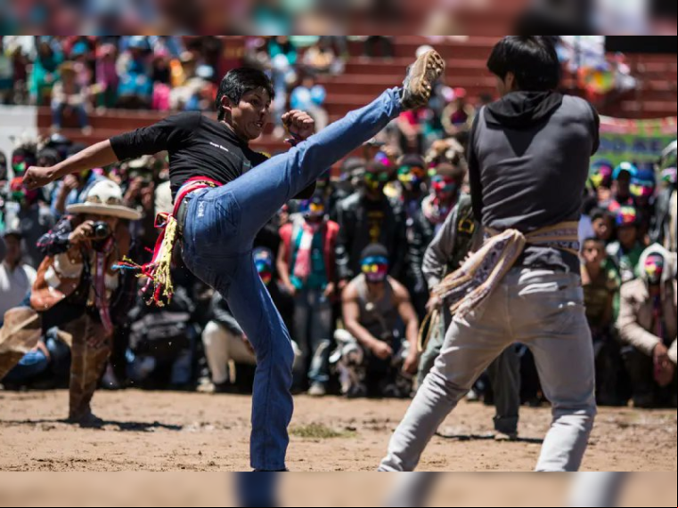 Os participantes do Takanakuy consomem bebidas alcoólicas antes e depois da luta para amenizar as dores dos golpes. Os participantes do Takanakuy consomem bebidas alcoólicas antes e depois da luta para amenizar as dores dos golpes.