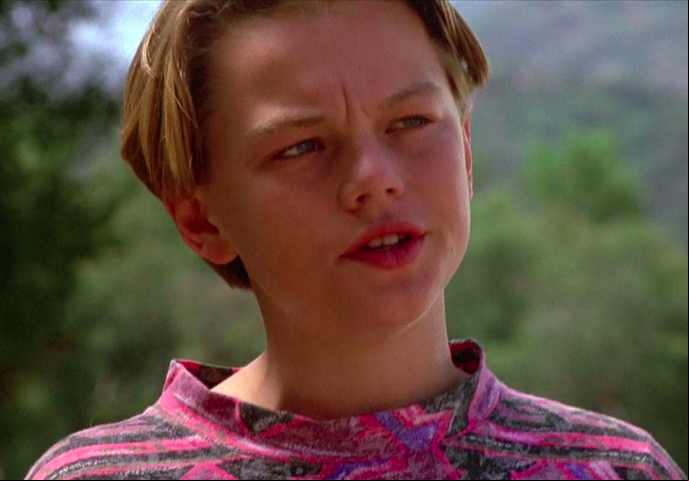O filme é uma espécie de terror cósmico com criaturas alienígenas peludas que comem tudo que veem pela frente. DiCaprio tinha 17 anos quando interpretou o garoto Josh no longa.