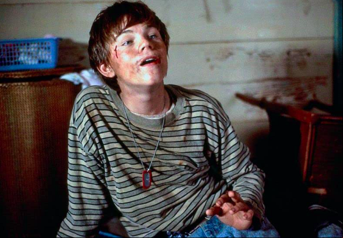 O curioso é que não demorou muito para DiCaprio se tornar uma potência como ator de cinema. Exemplo disso é que apenas dois anos depois ele já receberia sua primeira indicação ao Oscar por “Gilbert Grape: Aprendiz de Sonhador”.