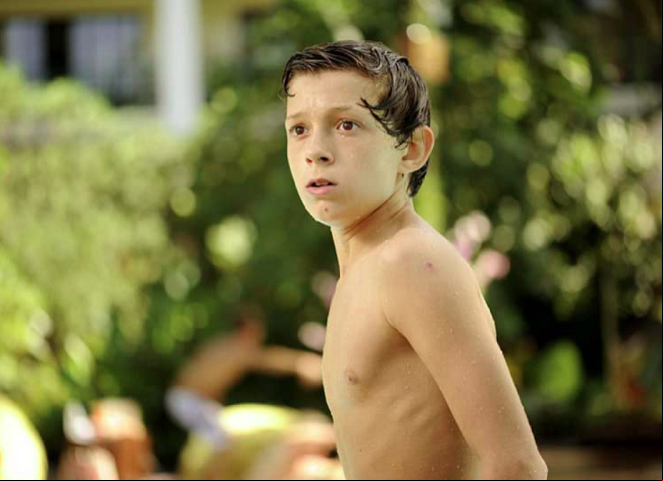 O filme conta a história real de uma família de turistas na Tailândia tentando sobreviver em meio ao tsunami que assolou o sudeste asiático, em 2004. Tom Holland tinha 16 anos quando atuou no longa.
