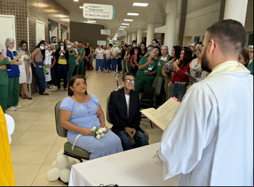 Em cuidados paliativos, paciênte com câncer se casa no hospital 
