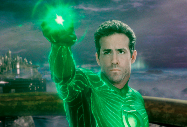 Ryan Reynolds já revelou que nunca conseguiu assistir ao filme Lanterna Verde” (2011) até o fim. Quando estrelou “Deadpool”, anos mais tarde, ele deu um jeito de zombar do próprio papel.