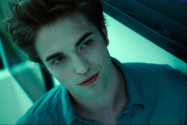 Robert Pattinson fala muito mal de Crepúsculo (2008). Além de criticar o personagem por ser um “virgem de 108 anos”, Pattinson disse que quanto mais lia o roteiro, mais odiava.