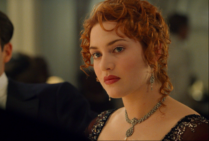 Kate Winslet declarou que nunca mais conseguiu ver “Titanic” (1997). Apesar do sucesso estrondoso do filme, a atriz revelou ter odiado sua personagem. “Meu sotaque estava tão ruim que não consigo ouvir. Tudo é horrível.