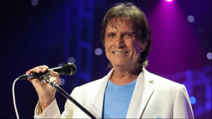 Imagem do cantor Roberto Carlos durante show. Ele é uma das principais atrações da Virada no Recife