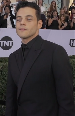 Para compor a figura de Mercury, Rami Malek fez aulas com uma treinadora de movimentos. Ele ensaiou trejeitos, viradas de corpo no palco, maneira de pegar o microfone. No ponto alto do filme - reconstituição do show no Rock in Rio (1985) - percebe-se que o aprendizado deu certo. As cenas estão muito parecidas com as reais.
