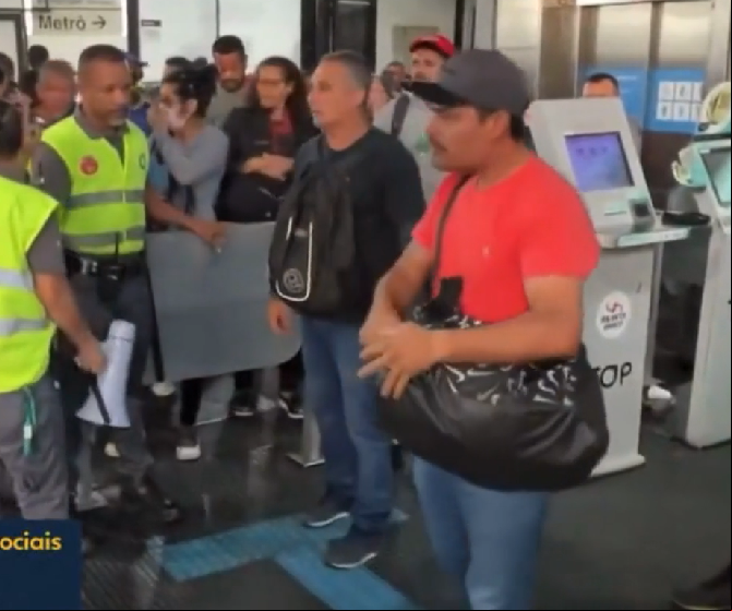 Durante a cobertura de uma confusão na estação Santo Amaro, na linha 5 do metrô de São Paulo, o repórter Hermínio Bernardo se deparou com a chegada de um ageiro descontrolado. O cara está com raiva e vem descontar, reclamou Bocardi.