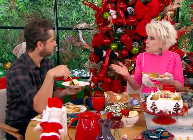 No programa “Mais Você” do dia 04/12/2023, a apresentadora soltou o verbo ao lado de Felipe Andreoli, que à época trabalhava na Globo e hoje está na Record TV.
