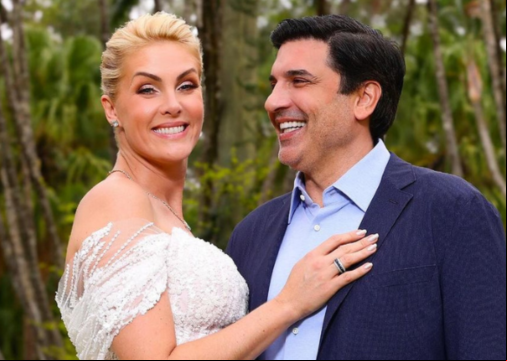 Notícia do casamento foi divulgada nesta segunda-feira, 19, por meio de um vídeo no YouTube